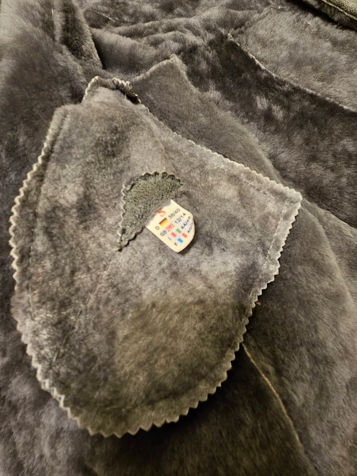 Abrigo de oveja hecho a mano en Polonia con capucha ajustable gris claro/plateado Foto 3 de 4