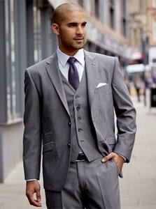 completo grigio uomo