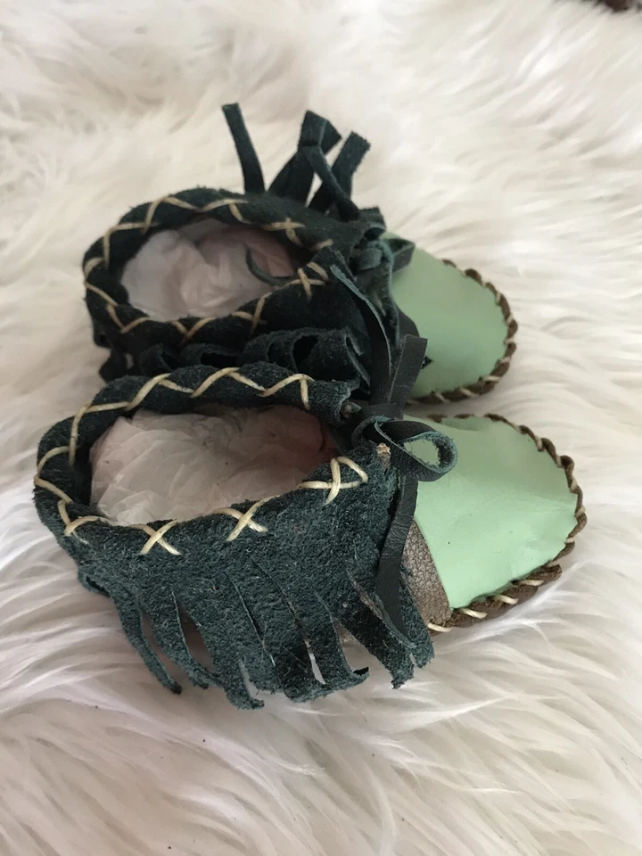 Mocasines de bebé hechos a mano verde menta de cuero cosido con flecos superiores 1 año Foto 2 de 4