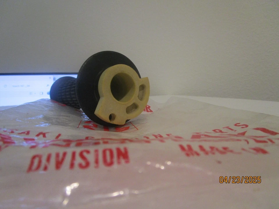 NOS Kawasaki 1972-75 F9 74-75 F11 OEM RH THROTTLE GRIP ASSEMBLY PN:46019-022 - Image 4 of 4