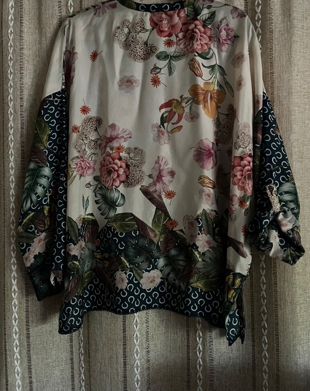 johhny was women’s silk blouse flower/ bird / butterfly size m