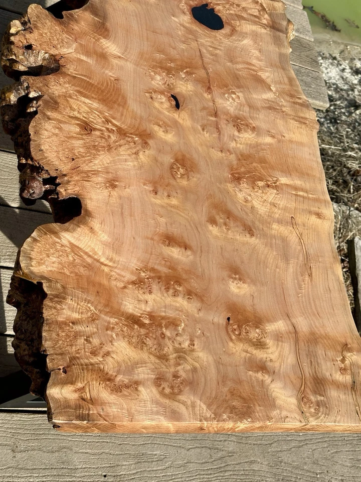 Mesa de centro X002 personalizada de arce burl cargada con figura 49x23x18 patas de metal negro Foto 2 de 4