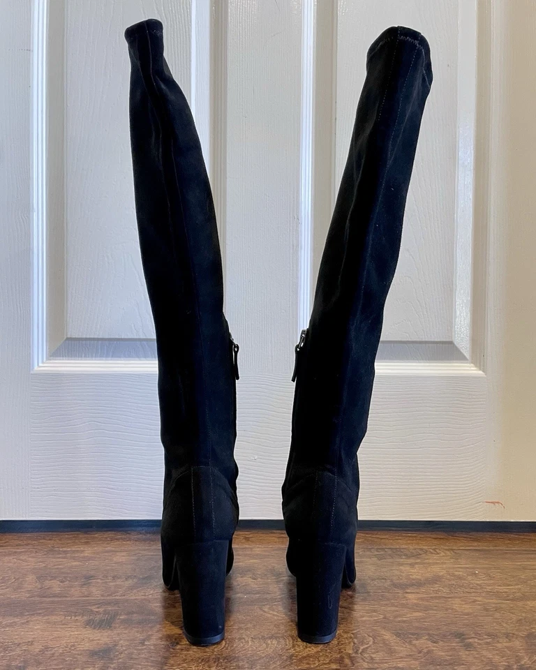 NUEVO CON ETIQUETAS PRECIO DE VENTA SUGERIDO POR EL FABRICANTE $595 Barneys New York Botas de gamuza negras con tacón sobre la rodilla Foto 4 de 4