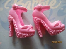BARBIE DOLL / PAIR OF SHOES: BOOTS, PUMPS ....... (653)