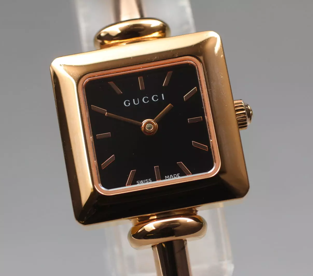 [Presque comme neuve] Montre femme GUCCI 1900L 20mm cadran noir doré quartz du Japon