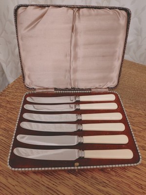 Vintage Set 6 Tee-/Buttermesser mit Kunstknochengriff - Flieder - Geschenkbox Set - 1950er