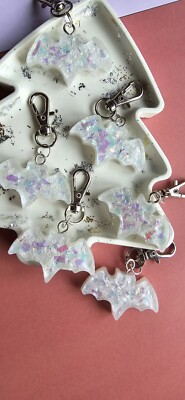 Weiß mit farbigen Flocken Fledermaus Charms Schlüsselanhänger Handarbeit GlitzerndByLita 1 Stck.