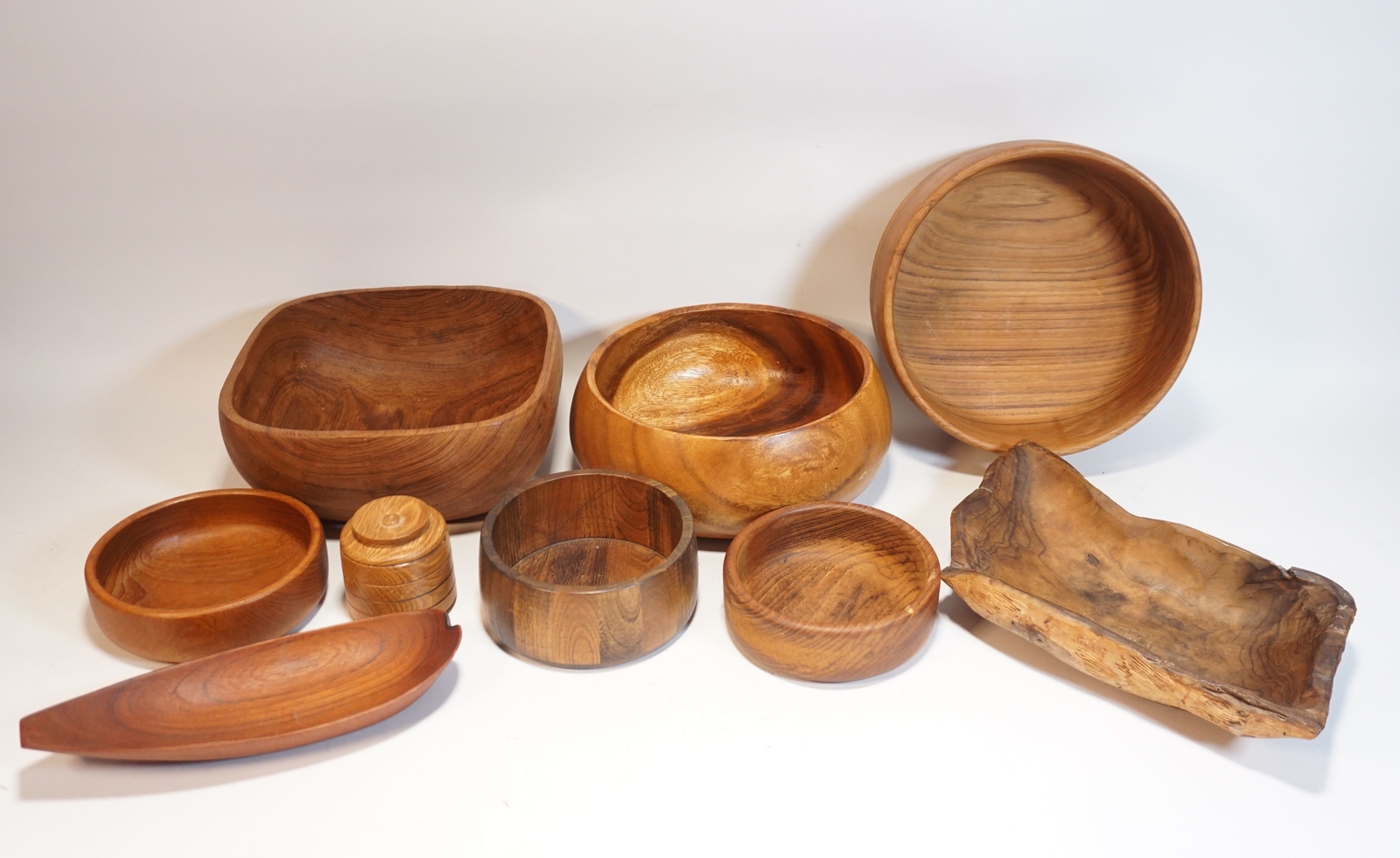 Gran Lote Vintage De Cuencos De Madera Y Tarros Con Tapa En Diferentes Tamaños