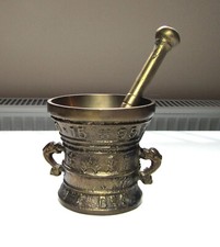 alter schwerer M&ouml;rser mit St&ouml;&szlig;el/Pistil