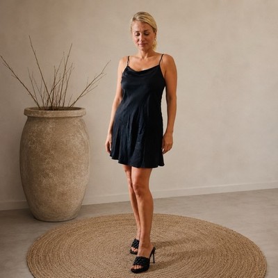 Kleines schwarzes Seidenkleid mit Trägern der Marke Free People M