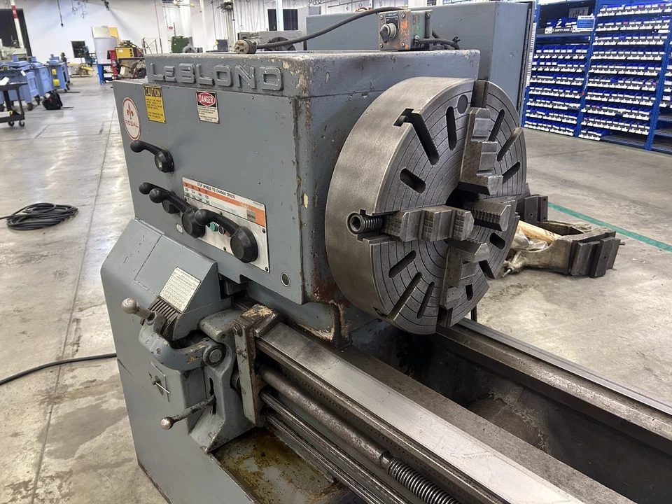Torno de motor LeBlond Regal 26" x 144" con Newall C80 DRO Foto 3 de 4