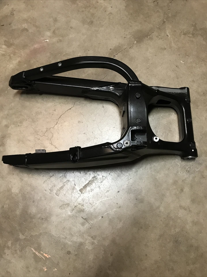 KAWASAKI VERSYS 650 12-13 BRAZO OSCILANTE PARTE # 33001-0244-18R Foto 4 de 4