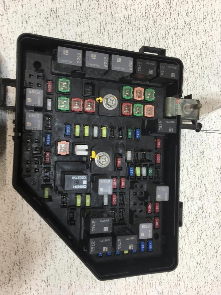 Caja de fusibles de motor Buick Enclave 2013-2014 sin equipamiento de remolque OEM Foto 2 de 4