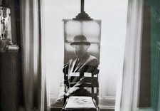 René Magritte, Portait surréaliste dans son atelier, Tirage original, CPA, 1980