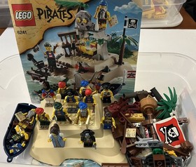 12 Lego Pirates Minifigures + Parts of 6241 Loot Island & 6240 Kraken Attackin