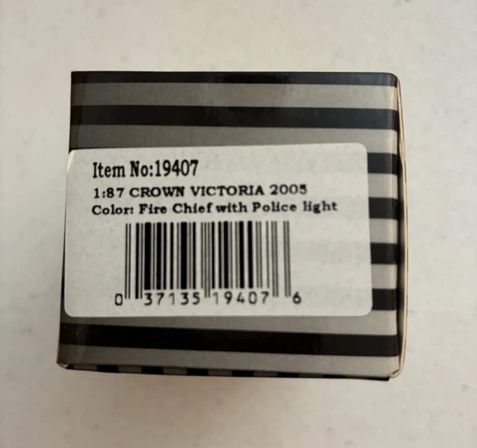 HO Scale Model Power Minis 2005 Crown Victoria Fire Chief 1:87 19407 - Image 3 of 4