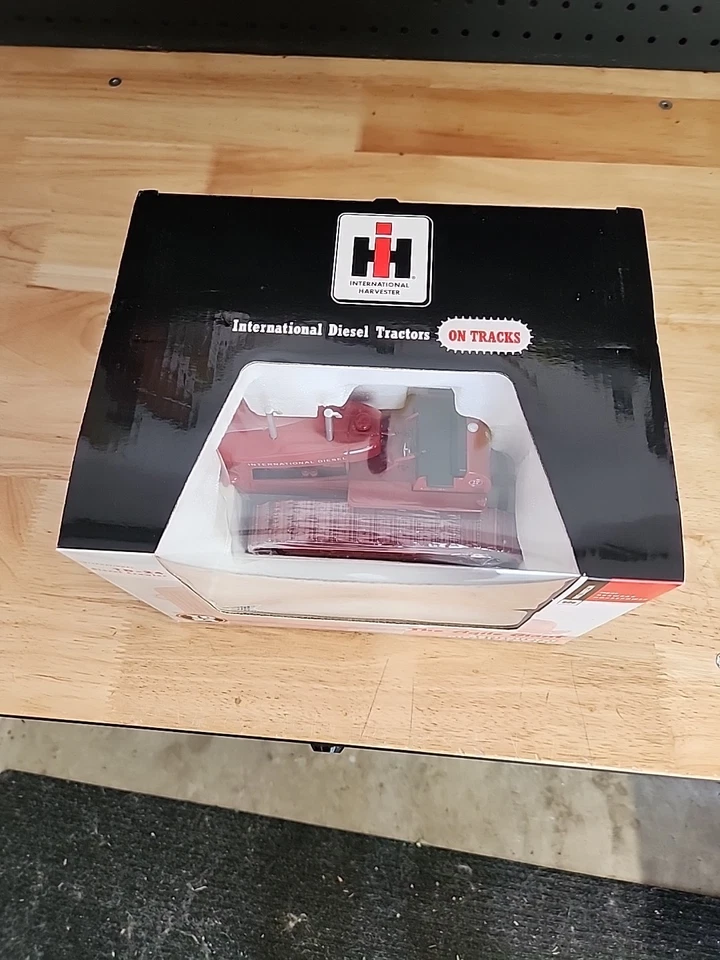 SpecCast IH International Harvester TD-24 DIESEL CRAWLER 1:25 Dozer Red Tracks - Image 2 of 4