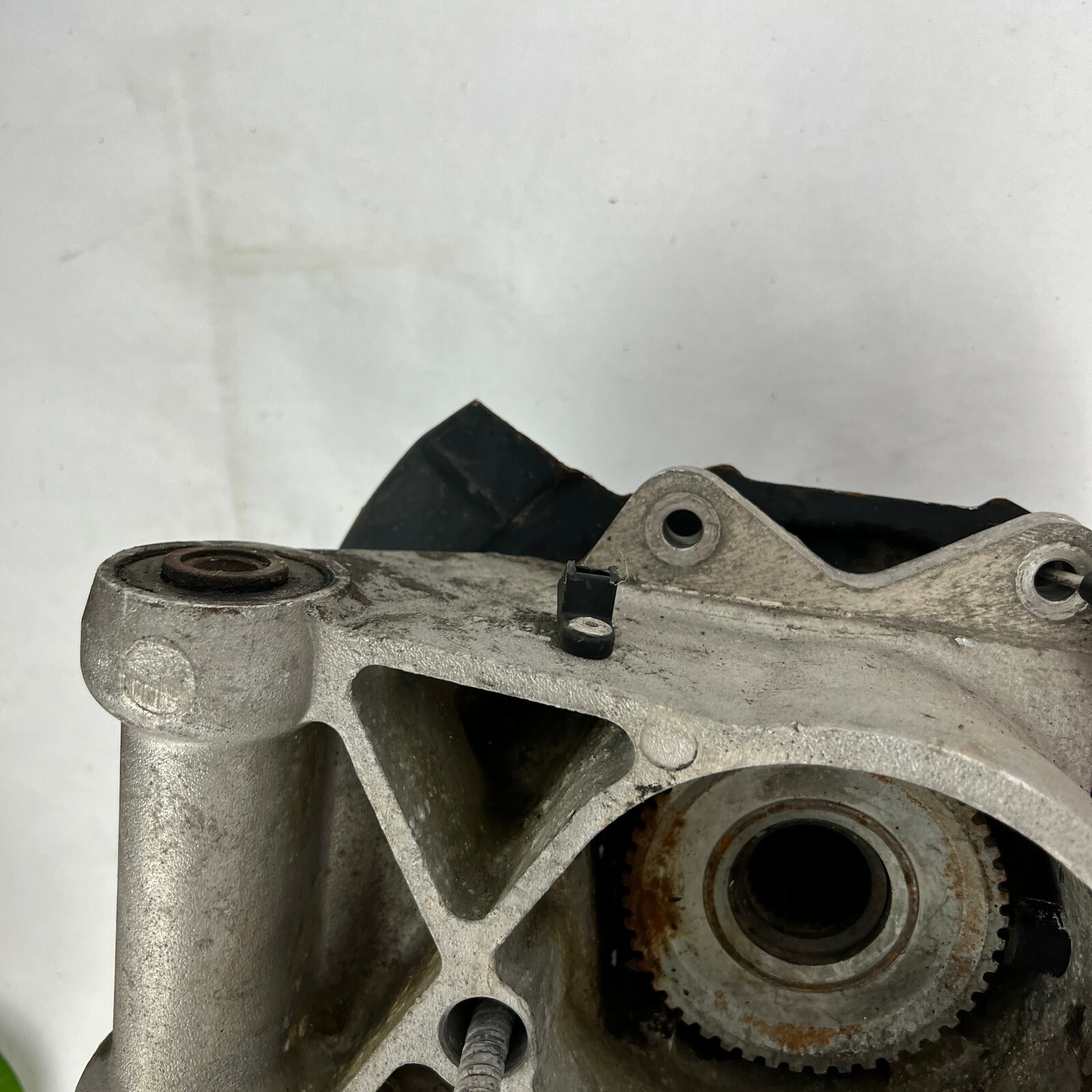 2000 2001 2002 2003 Aston Martin DB7 Rear Right RH Knuckle Hub Carrier 26-85534