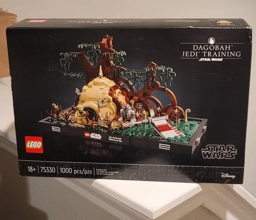 LEGO Star Wars: Dagobah Jedi Training Diorama 75330.    (B)