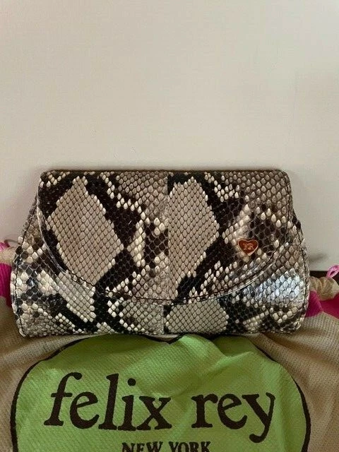*NUEVO CON ETIQUETAS* Bolso sin asas de cuero de serpiente pitón Felix Rey $395 Foto 2 de 4