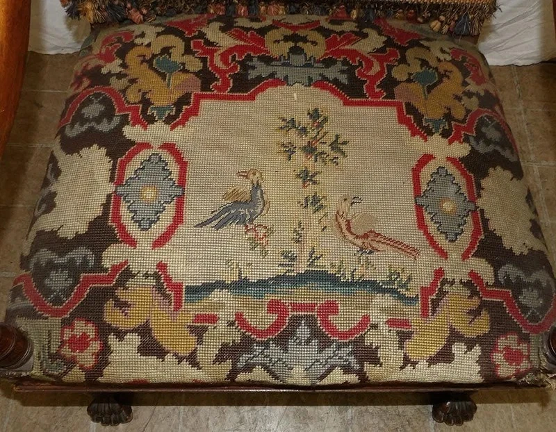 Silla de biblioteca antigua tallada en nogal y punta de aguja tapizada Foto 3 de 4