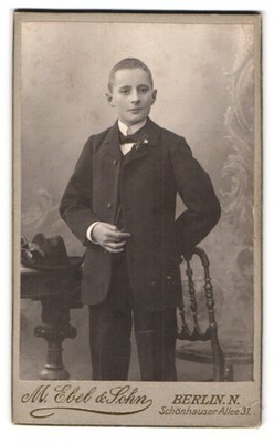 Fotografie M. Ebel & Sohn, Berlin, Schönhauser Allee 31, Junger Bursche adrett  