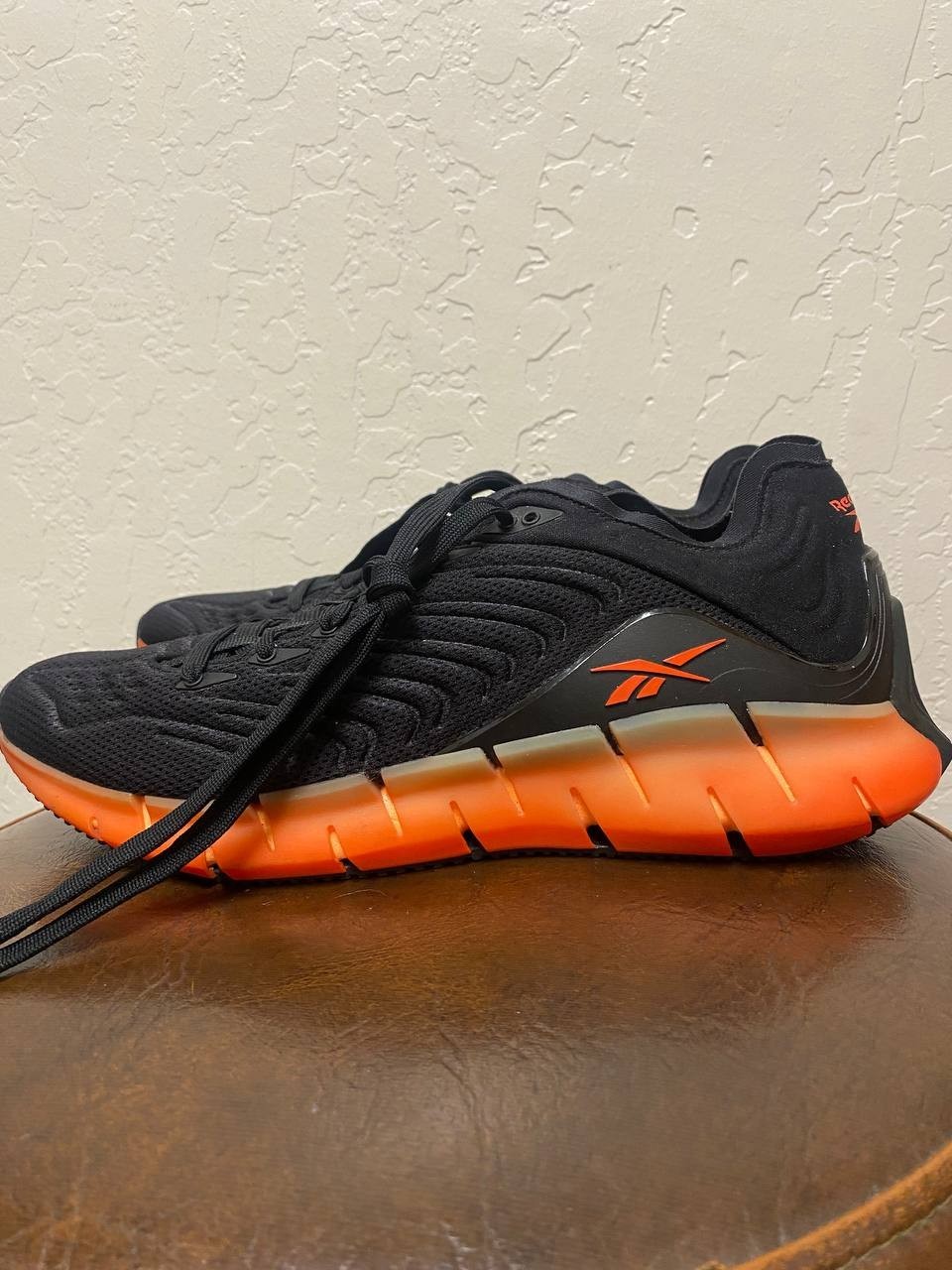 Reebok Men’s 9.5 Black Mesh Running Shoes Orange Sole Lightweight Trainer Grip