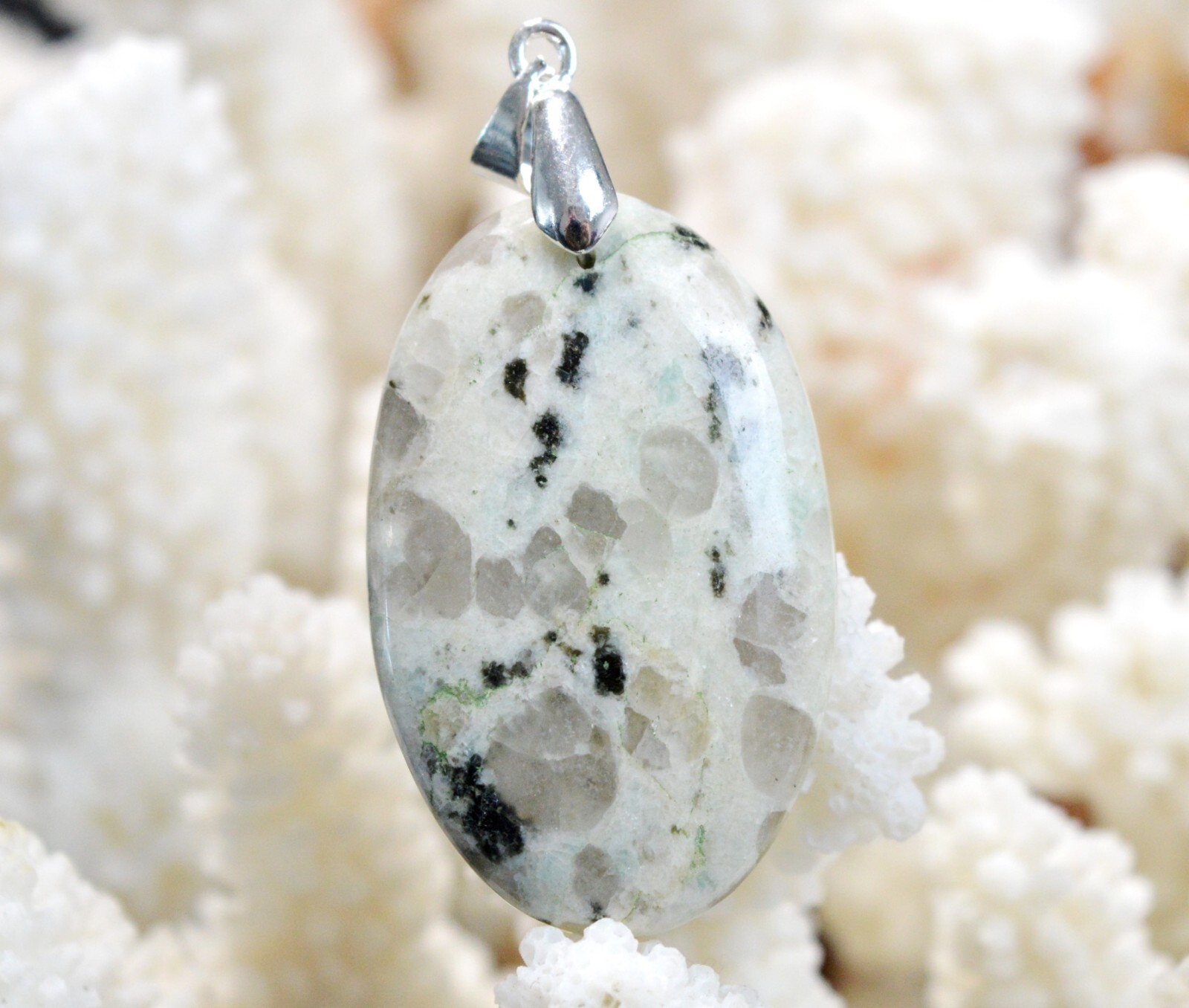 Pendentif jaspe kiwi de Nouvelle-Zélande et son cabochon de collection 49 carats