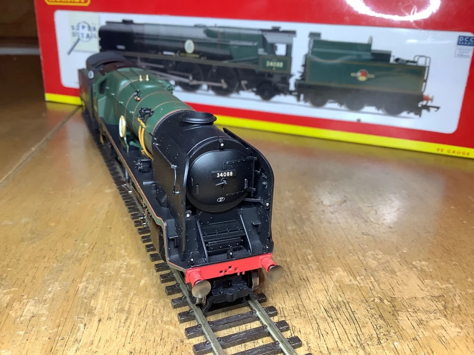 Hornby R2607 BR 4-6-2 Rebuilt Battle of Britain Class 34088 213 Squadron - Image 3 of 4