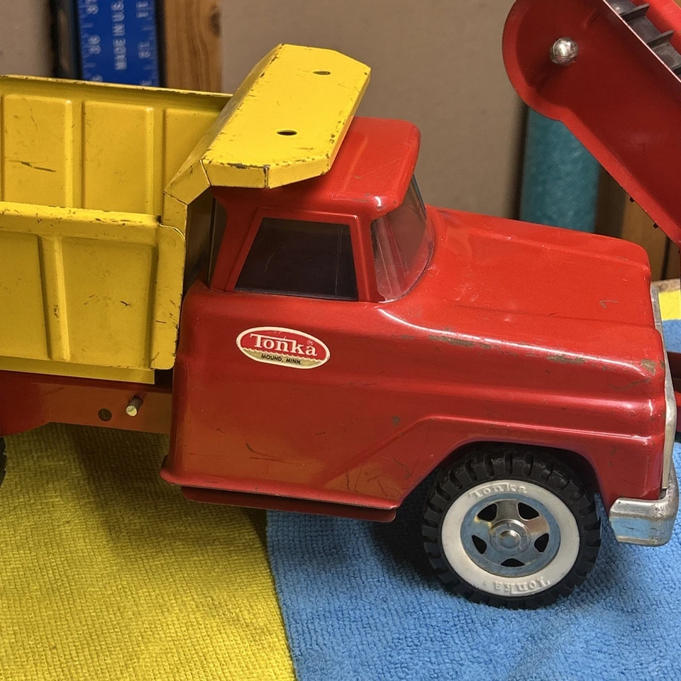 Vintage Tonka Dump Truck - Original Red And Yellow With Sand Loader - Nice🔥🔥 - Image 3 of 4