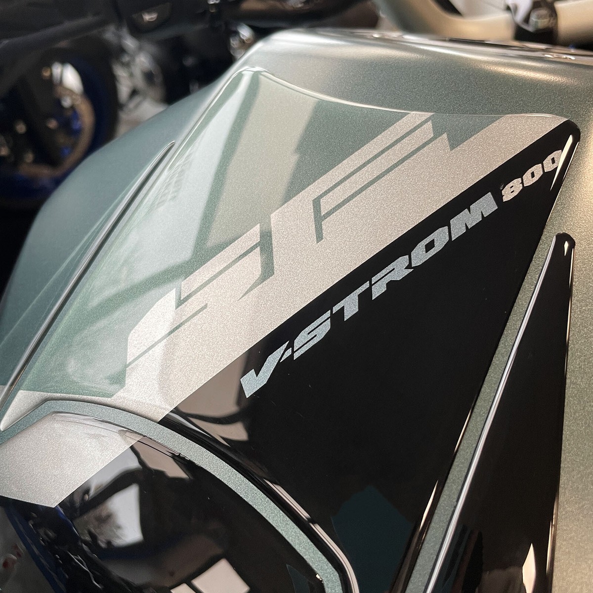 labelbike - 3D Stickers for Motorcycle Handguards Compatible with Suzuki V-Strom 800DE - color yellow