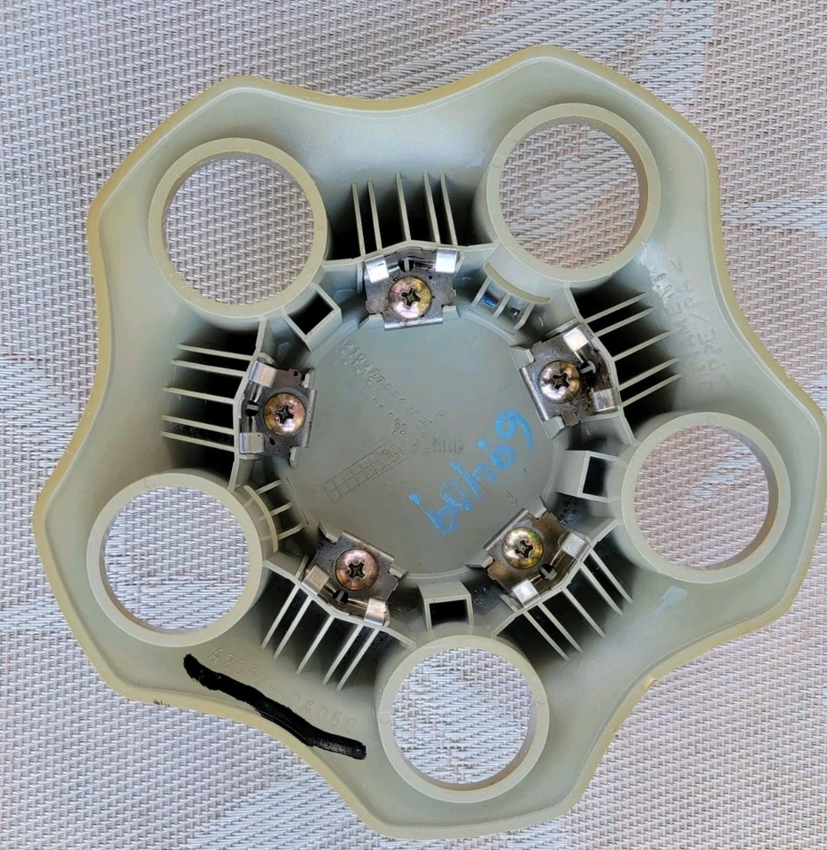 TAPA CENTRAL TOYOTA TACOMA (1) USADA OEM PARA LLANTAS DE ACERO DE 15" 2001-2004 #4260304060 Foto 2 de 4