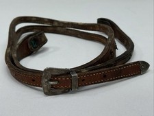Fibbia per cintura sterling incisa vintage su un cinturino per cavallo in pelle Macpherson
