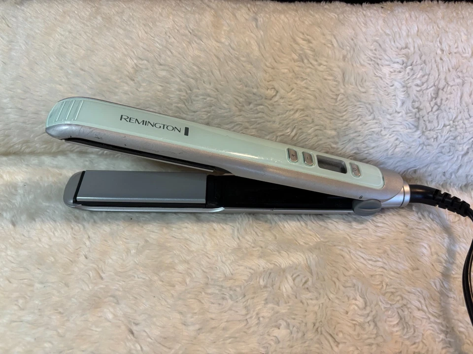 Plancha plana digital de cerámica hidratante y acondicionadora Remington Shine Therapy de 1" Foto 2 de 2