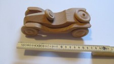   Auto aus Holz