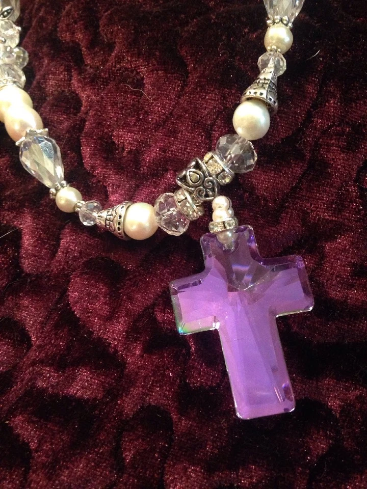 Collar de perlas, cristal y diamantes de imitación con colgante de cruz de cristal, 24 pulgadas Foto 2 de 4