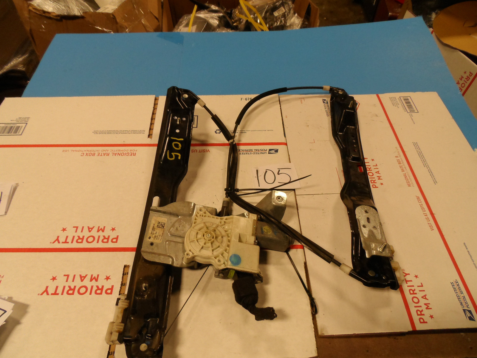 09 10 11 12 Lincoln MKS FRONT Passenger  Window regulator with Power motor 105
