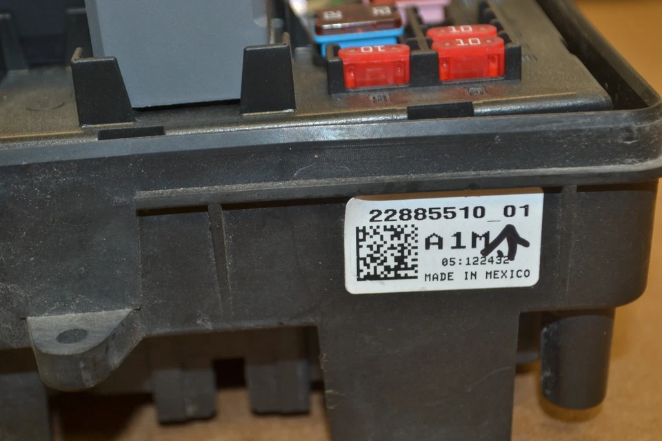 2013 Buick Lacrosse 3.6L Fuse Box Junction OEM 22885510 Module 94-W5 - Image 3 of 4