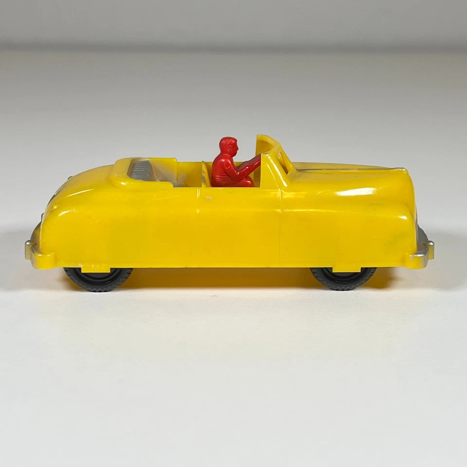 Винтажный 1950-х Renwal No.104 желтый пластиковый автомобиль-трансформер с красным драйвером США - Изображение 4 из 4