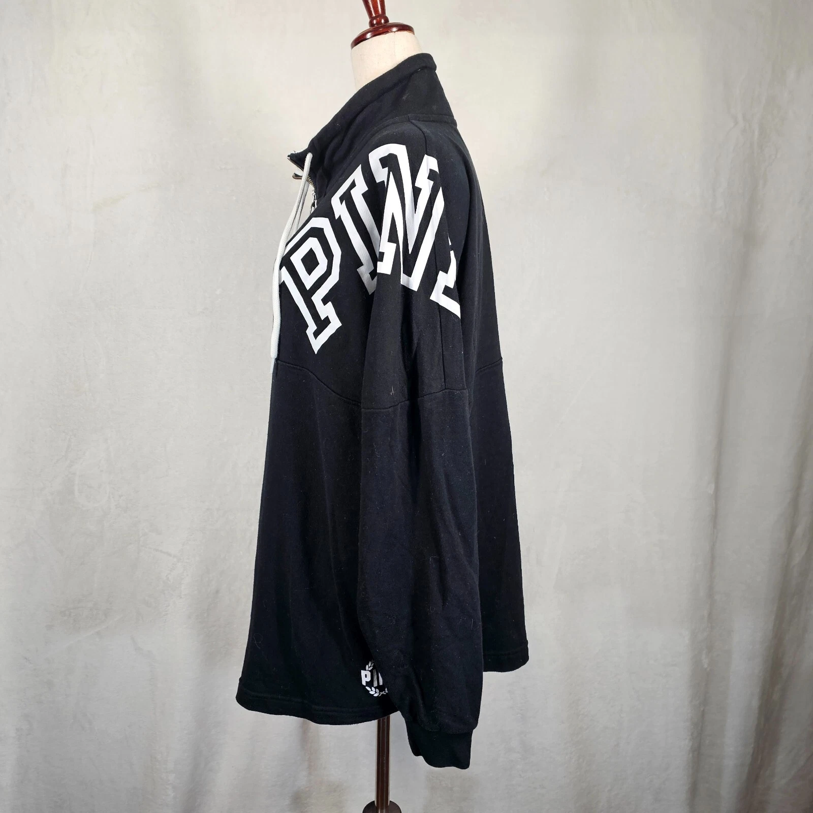 UNDERCOVER Felpa con cappuccio Victoria's Secret ROSA nera quarto zip oversize ampia taglia L scritta