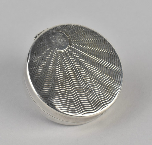 GEORGE V STERLING SILVER CIRCULAR LADIES COMPACT - CHASED RADIATING WAVE PATTERN - Picture 1 of 6