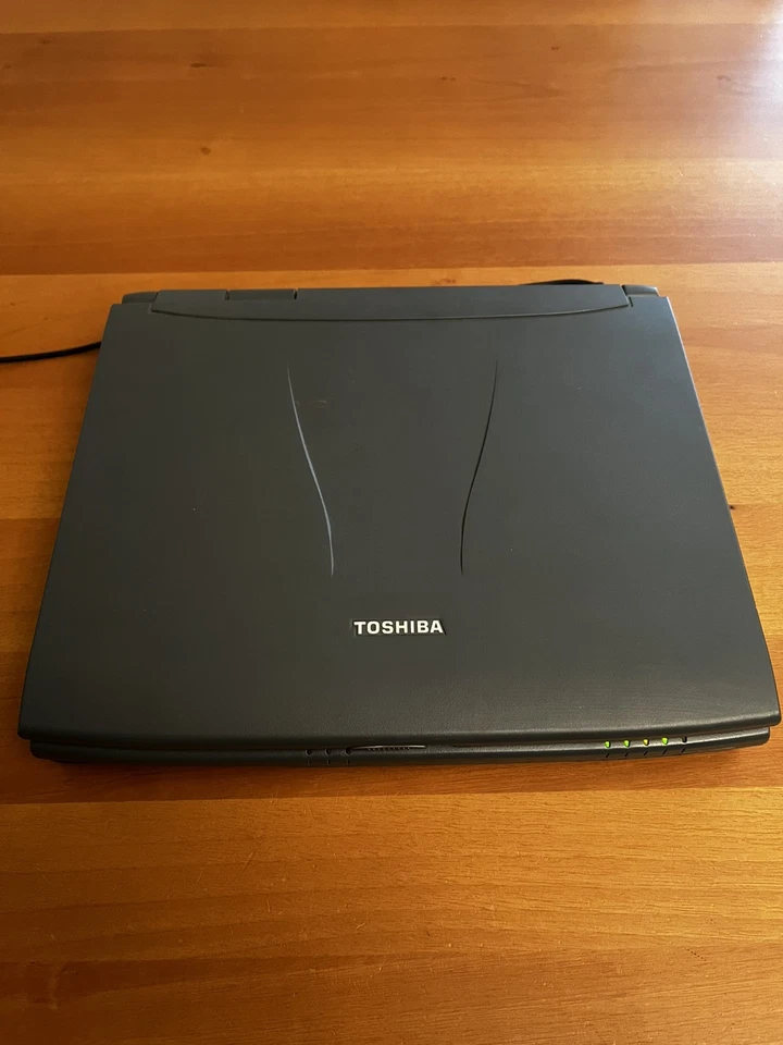 Windows XP Vintage Laptop Toshiba Satellite 4060 XCDT 333 MHz 4 GB 14,1 - Immagine 2 di 4