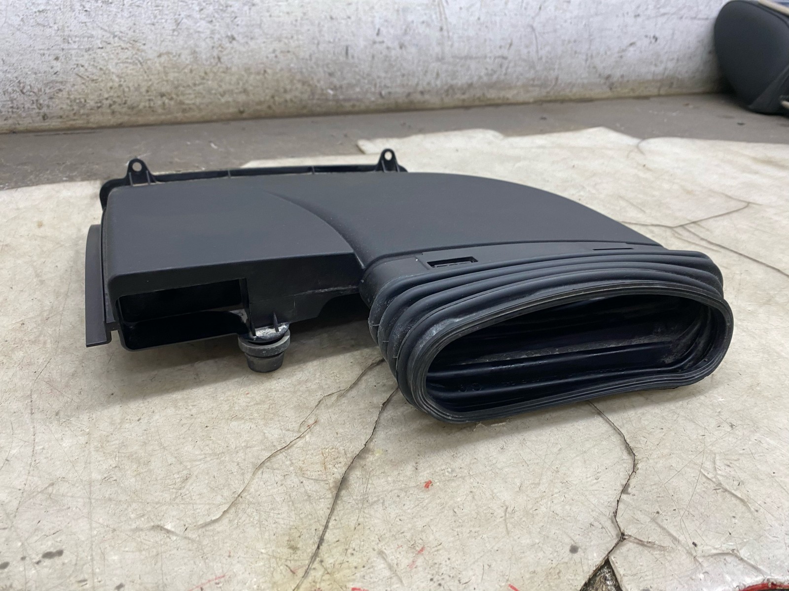 2020-2025 ASTON MARTIN DBX FRONT RIGHT PASSENGER AIR INTAKE DUCT TUBE HOSE PIPE