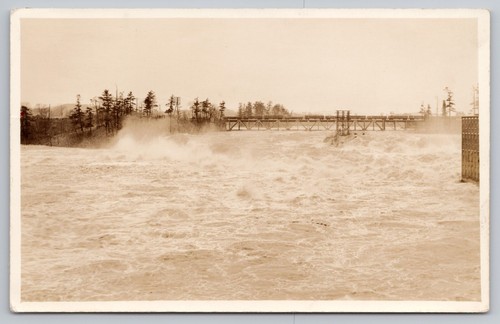 Tarjeta postal RPPC 1936 Lewiston Maine Flood Androscoggin River Falls tren en puente