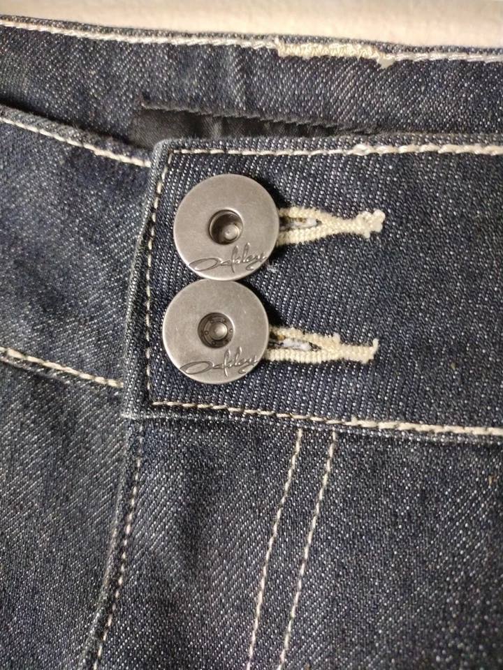 Pantalones de mezclilla Oakley para mujer lavados a la piedra tiro bajo corte bootcut lavado oscuro 28 Foto 2 de 4