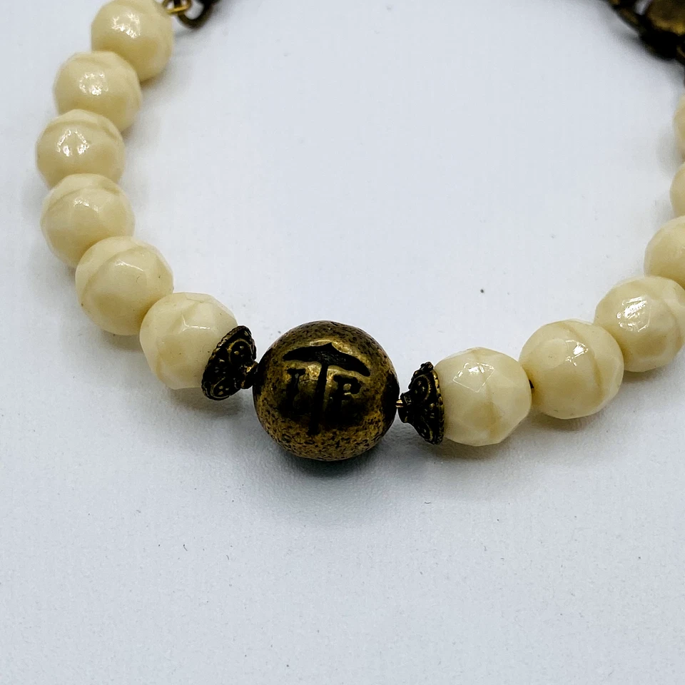 Pulsera de alambre con cuentas beige Lenny & Eva Sentiments con cierres de latón y nombre Foto 2 de 4