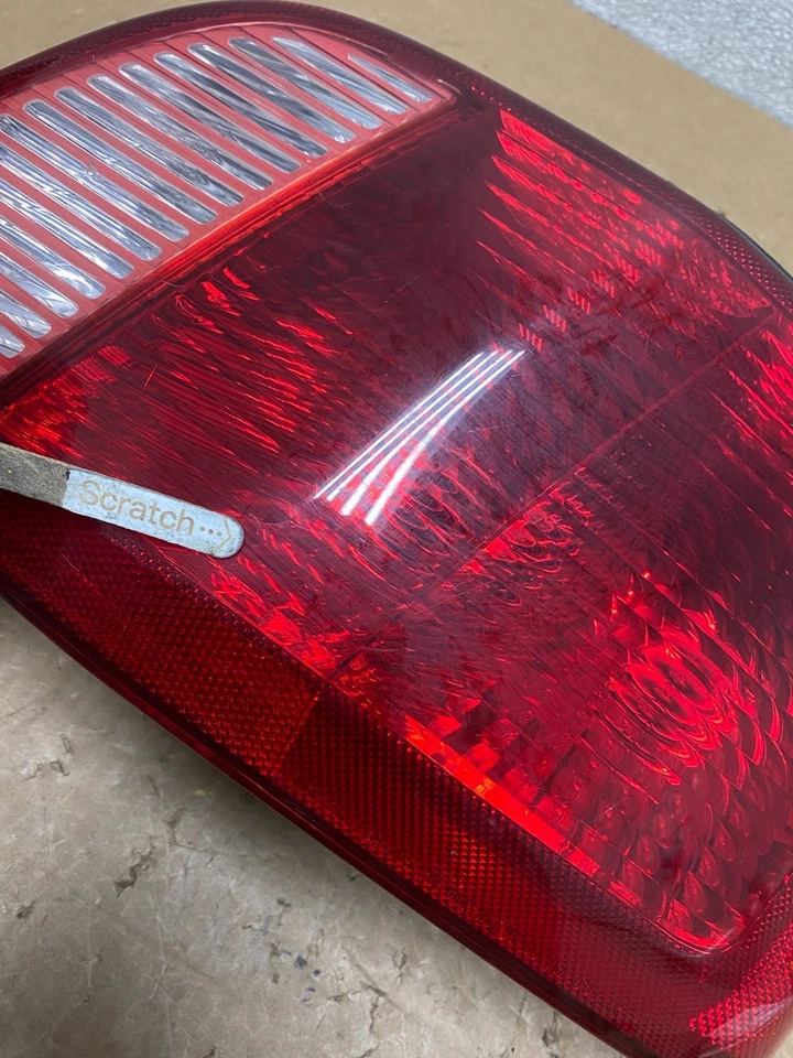 Luz trasera lateral del pasajero derecho Mitsubishi Galant 2002 a 2003 OEM V5751 DW Foto 4 de 4