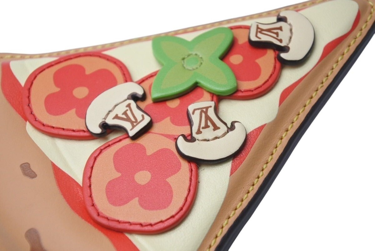 LOUIS VUITTON ピザ型キーホルダー ルイ·ヴィトン】遊び心たっぷりに仕上げたメンズの新作バッグ