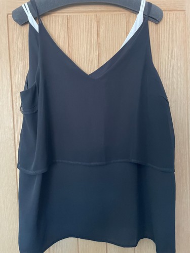 2 X DAMEN OBERTEILE MIT DÜNNEN DOPPELTEN TRÄGERN - GRÖSSE 18 - TOP ZUSTAND - SCHWARZ & CREME - Bild 2 von 2