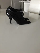 VALENTINO GARAVANI BLACK PATENT LEATHER LACE UP HEELS BOOTIES SIZE 38.5  8/8.5